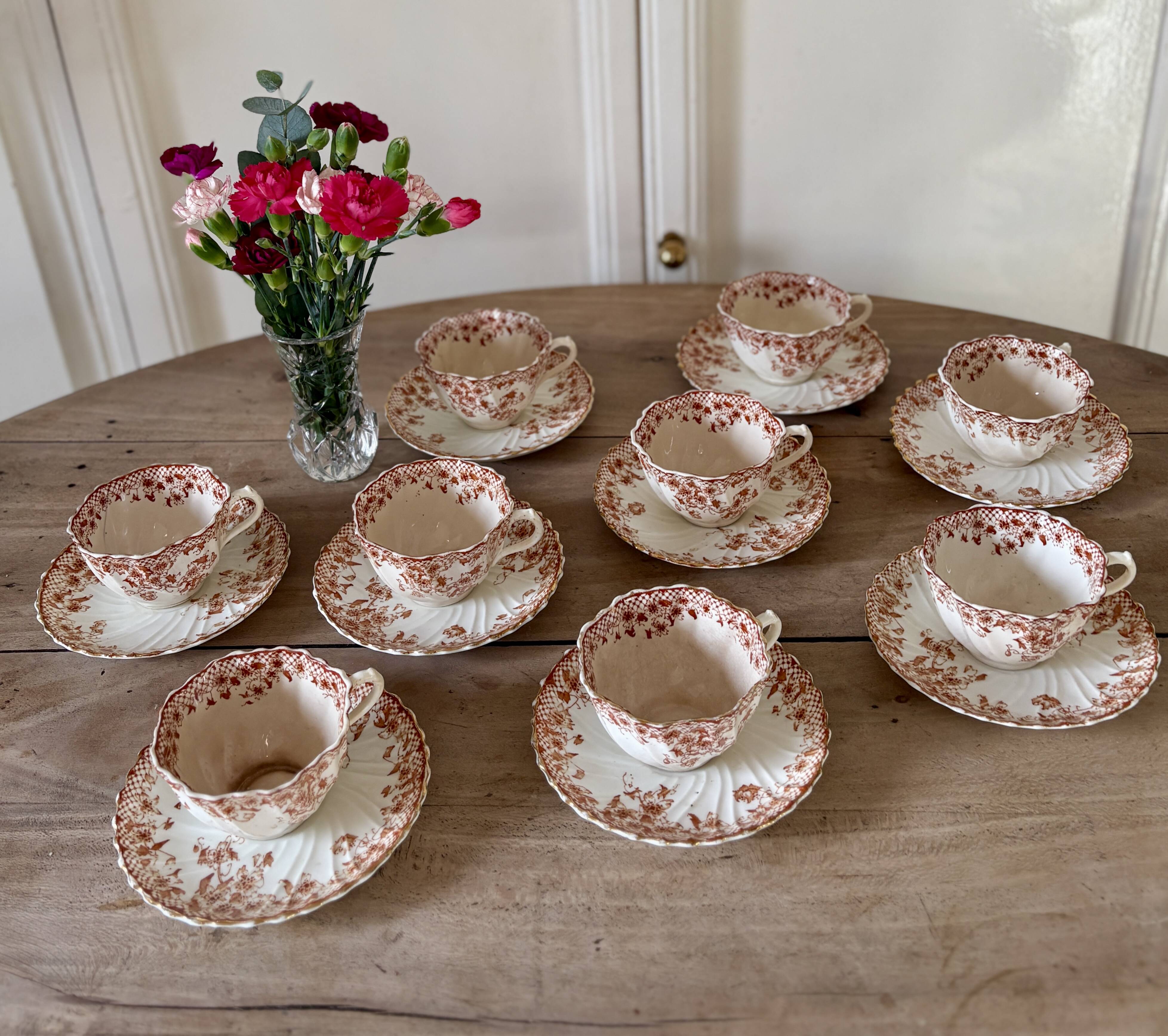 Lot de 9 tasses à thé ou café et le pot à lait en porcelaine fine Anglaise - Royal Albert