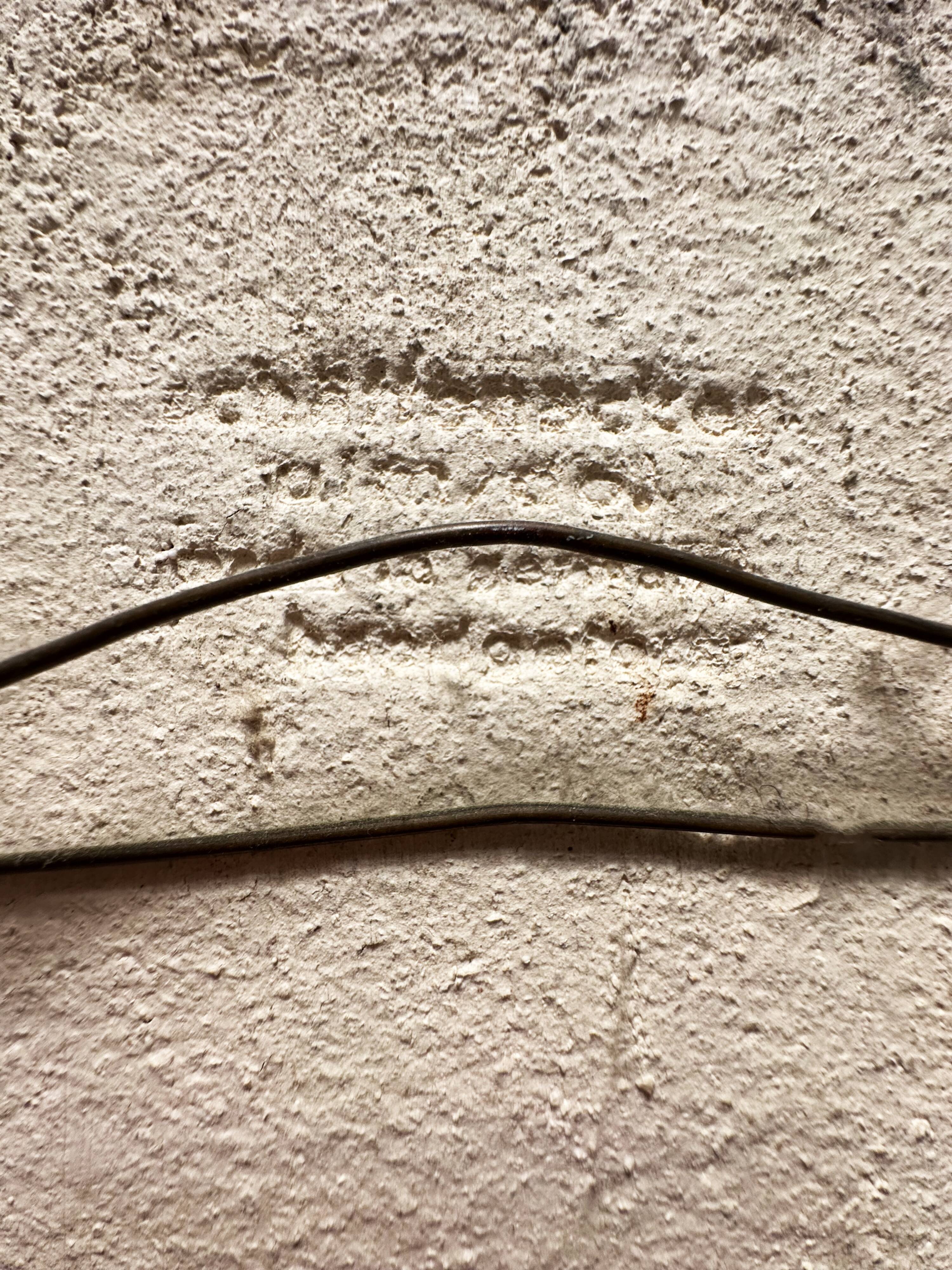 Sculpture murale cubiste en terre cuite émaillée. Allemagne, années 60