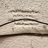 Sculpture murale cubiste en terre cuite émaillée. Allemagne, années 60