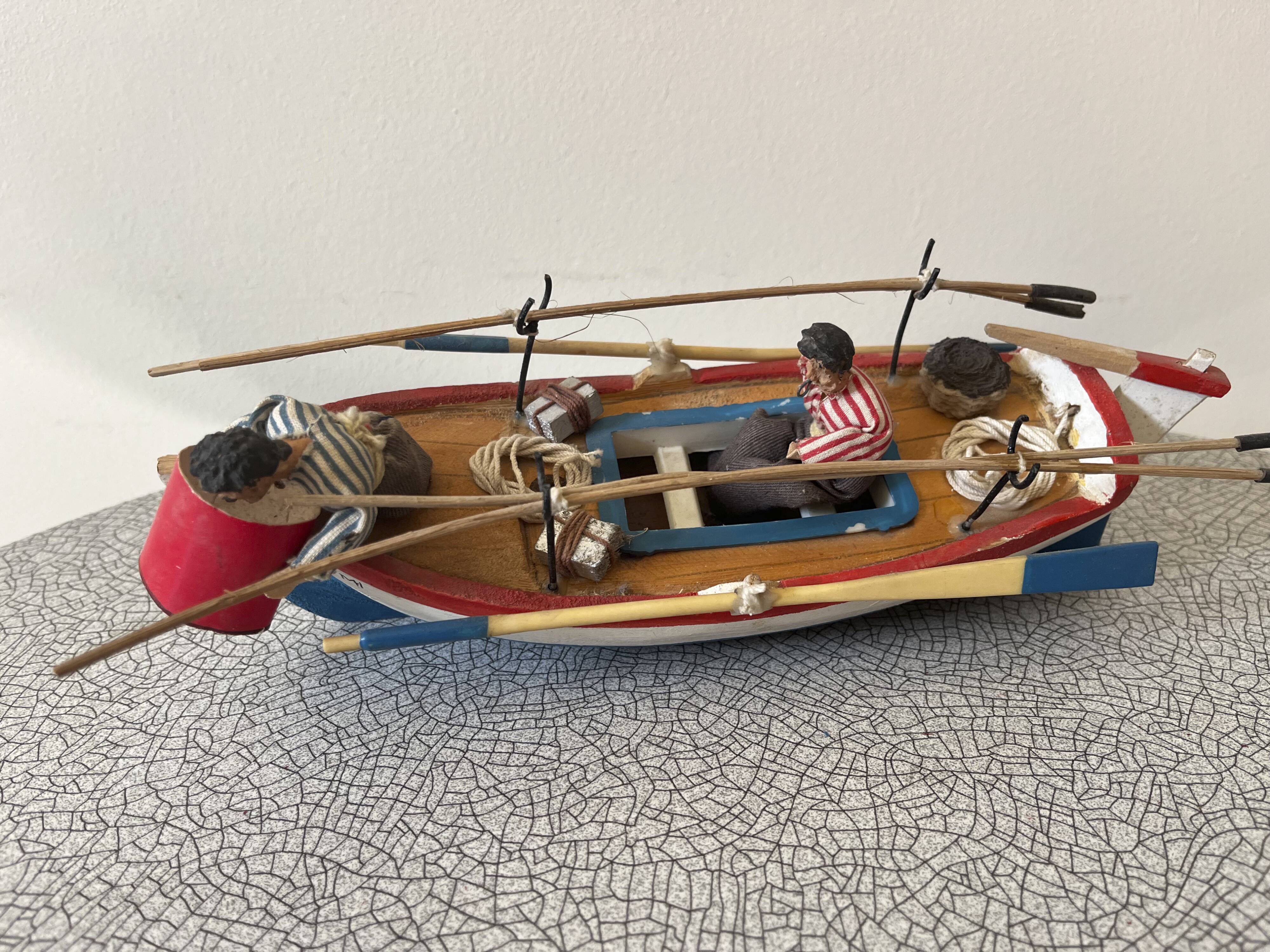 Barque de pêcheurs en bois avec deux personnages en papier maché, années 50-60