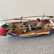 Barque de pêcheurs en bois avec deux personnages en papier maché, années 50-60