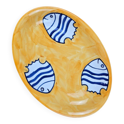 Plat ovale jaune, bleu et blanc décor poissons peint à la main