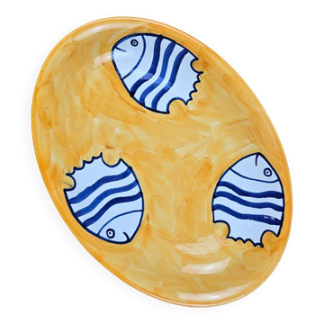 Plat ovale jaune, bleu et blanc décor poissons peint à la main