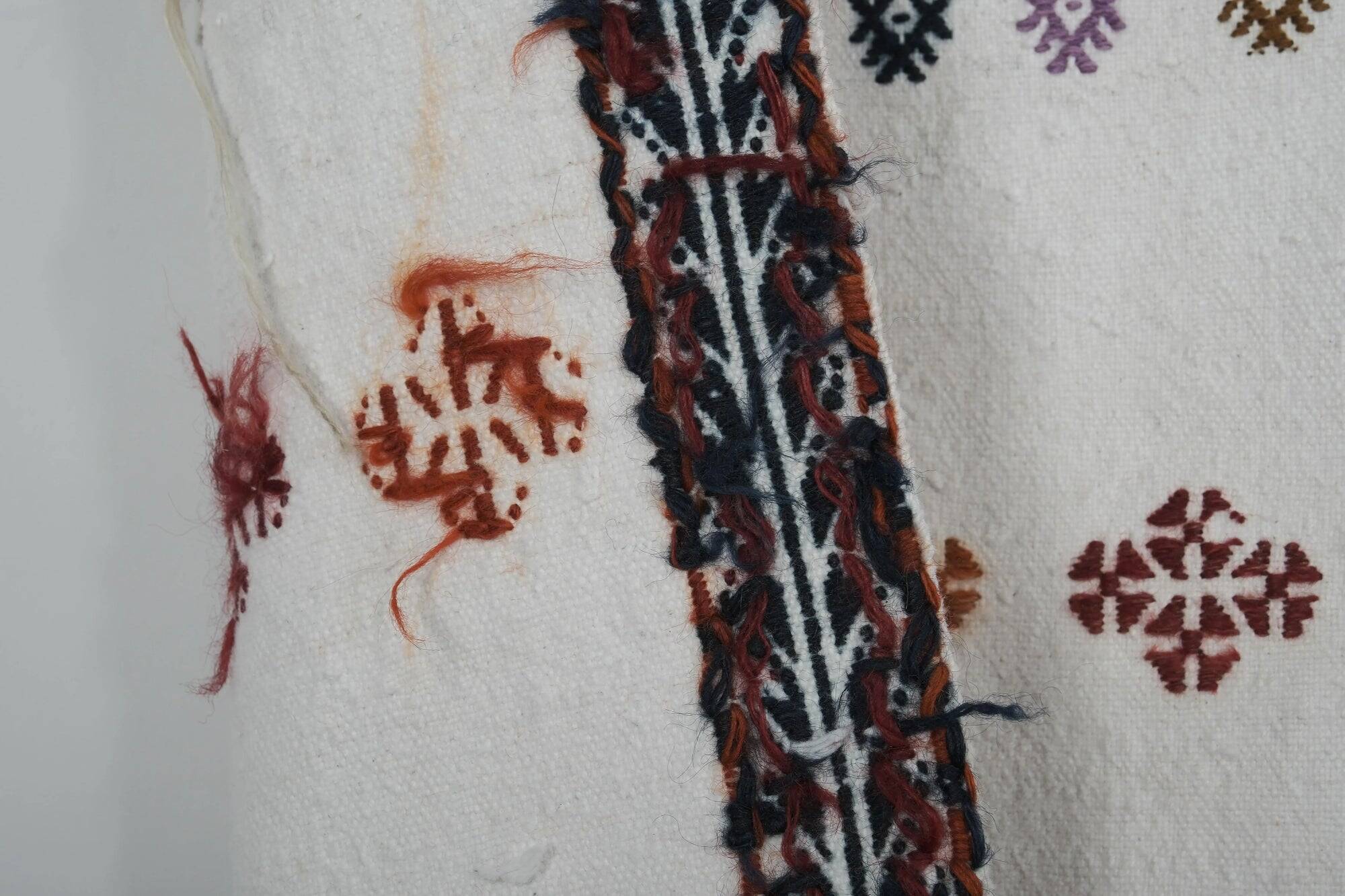 Textile brodé main vintage