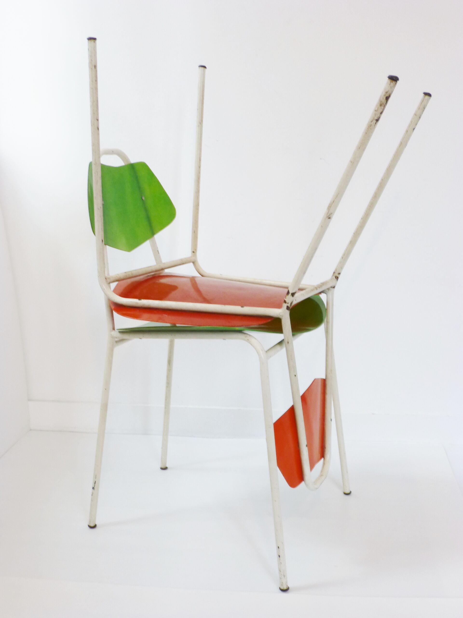 Pair of fiberglass and metal 1950 vintage chairs: french work of the 1950s