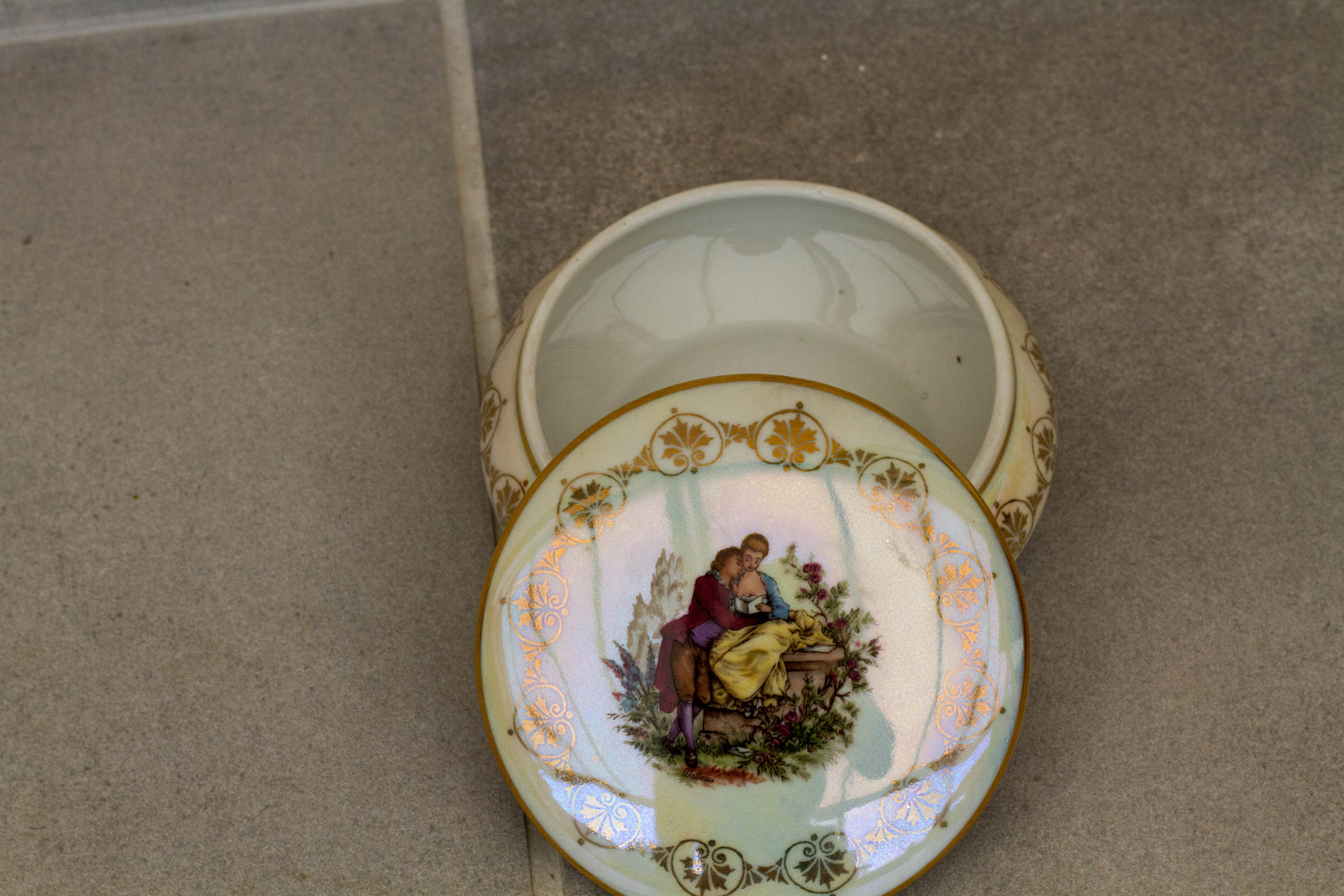 Bonbonniere or jewelry box