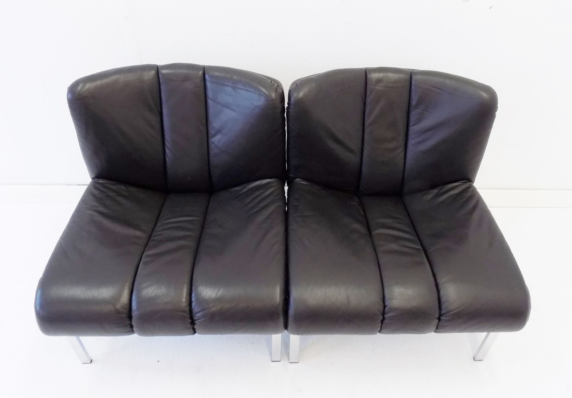 Eurochair set of 2 black leather lounge chairs by Girsberger