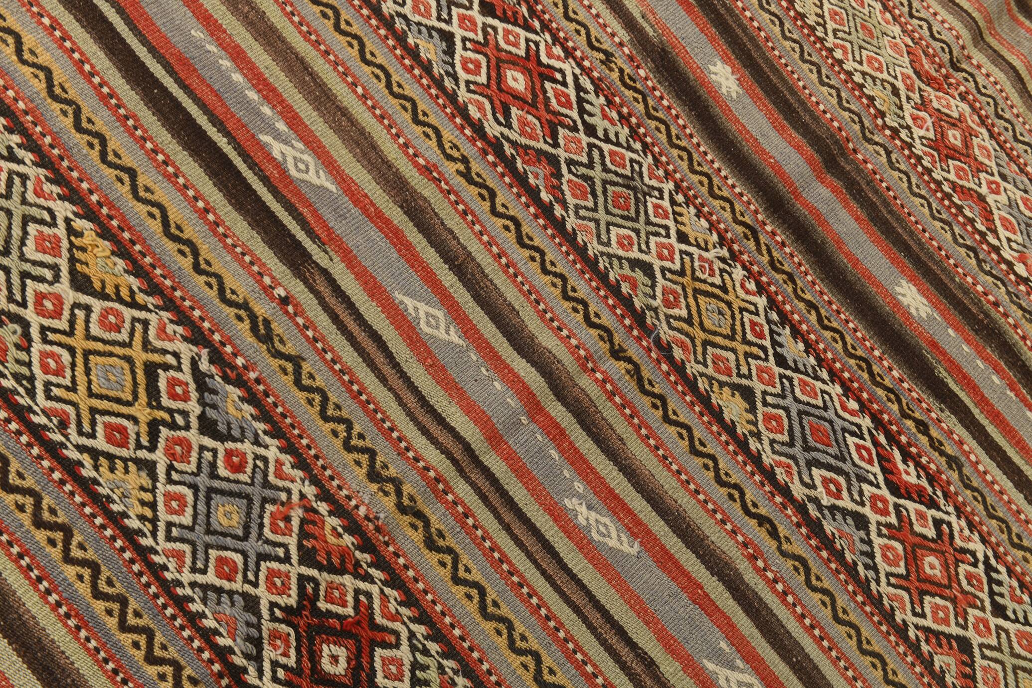 Kilim vintage tons rouges et bruns, motifs ethniques anatoliens, 156x244 Cm