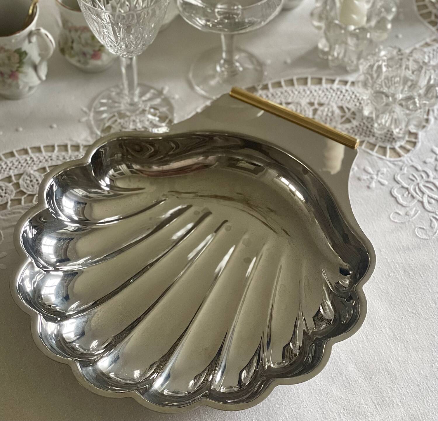 Silver-plated metal shell dish