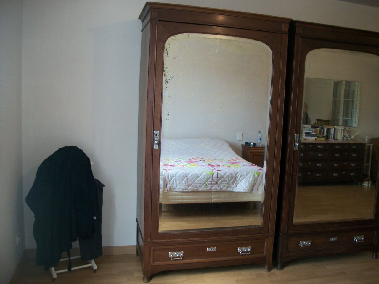 Pair of bonnetières