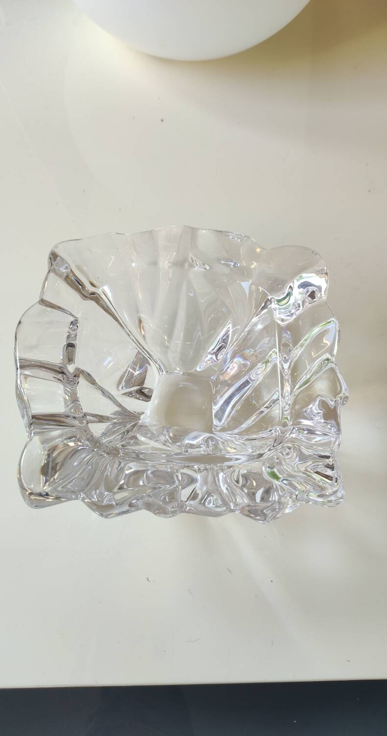 Crystal pocket emptier in the shape of a cut diamond. Baccarat style. Diameter 15cm