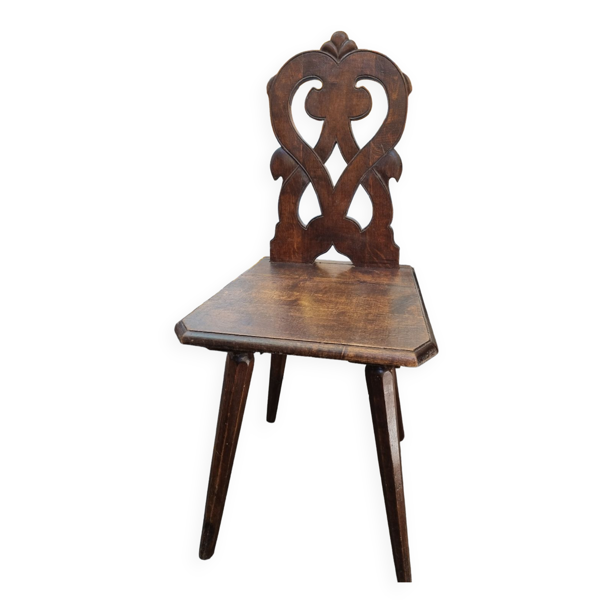 Chaise en bois sculpté