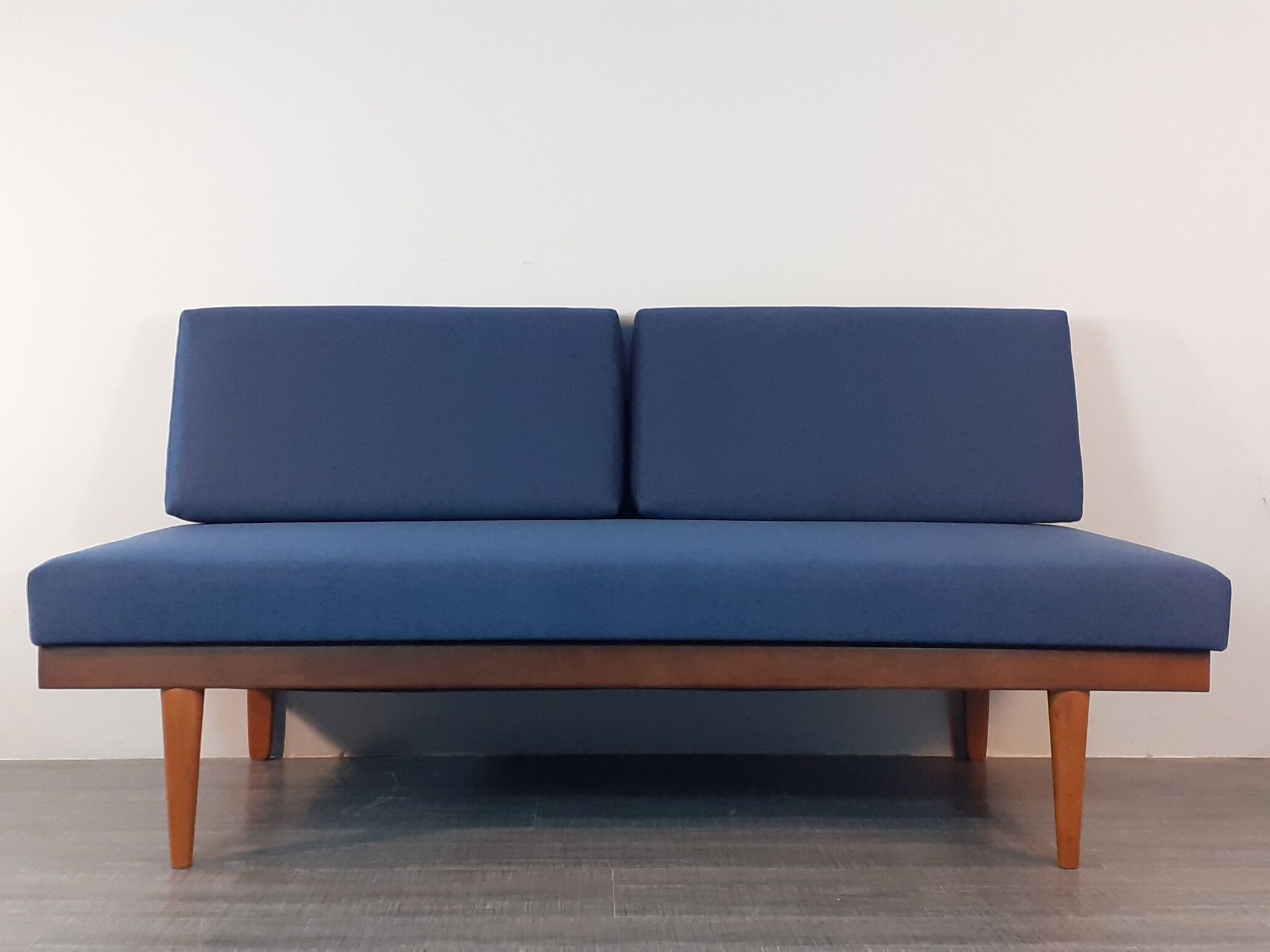 Norwegian daybed sofa by Ingmar Relling with tablet