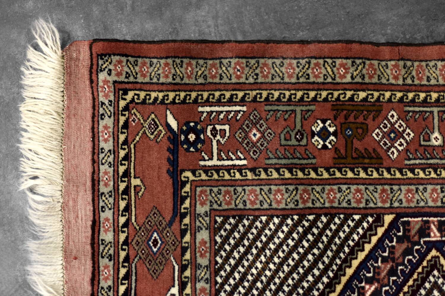 Vintage Hand-Woven Oriental Shiraz Rug, 1960s