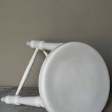 Tabouret tripode en bois tourné massif peint