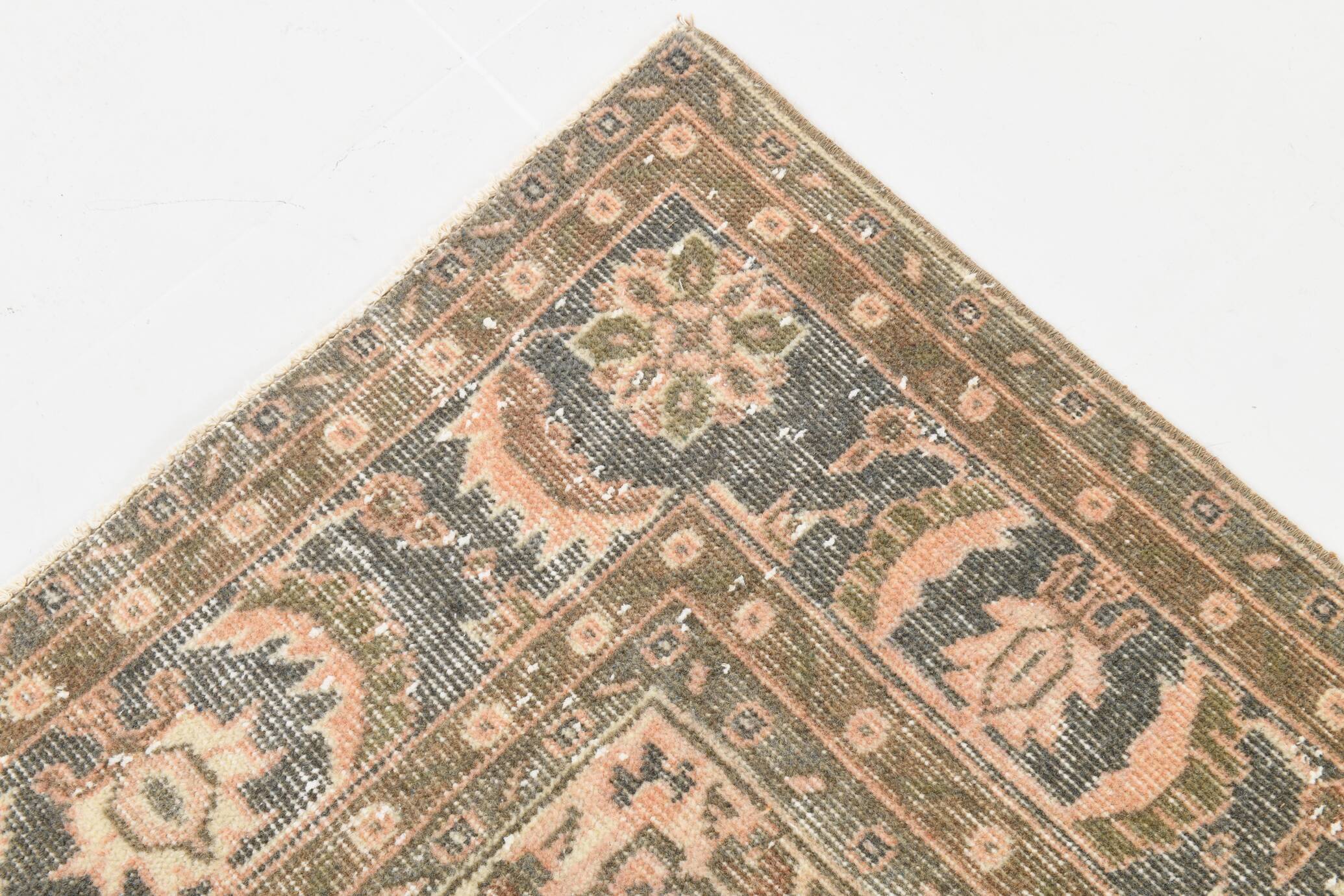 Tapis persan vintage saumon et ivoire, médaillon floral noué main,182x284Cm