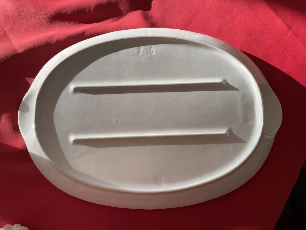 Large dish decorated with shellfish