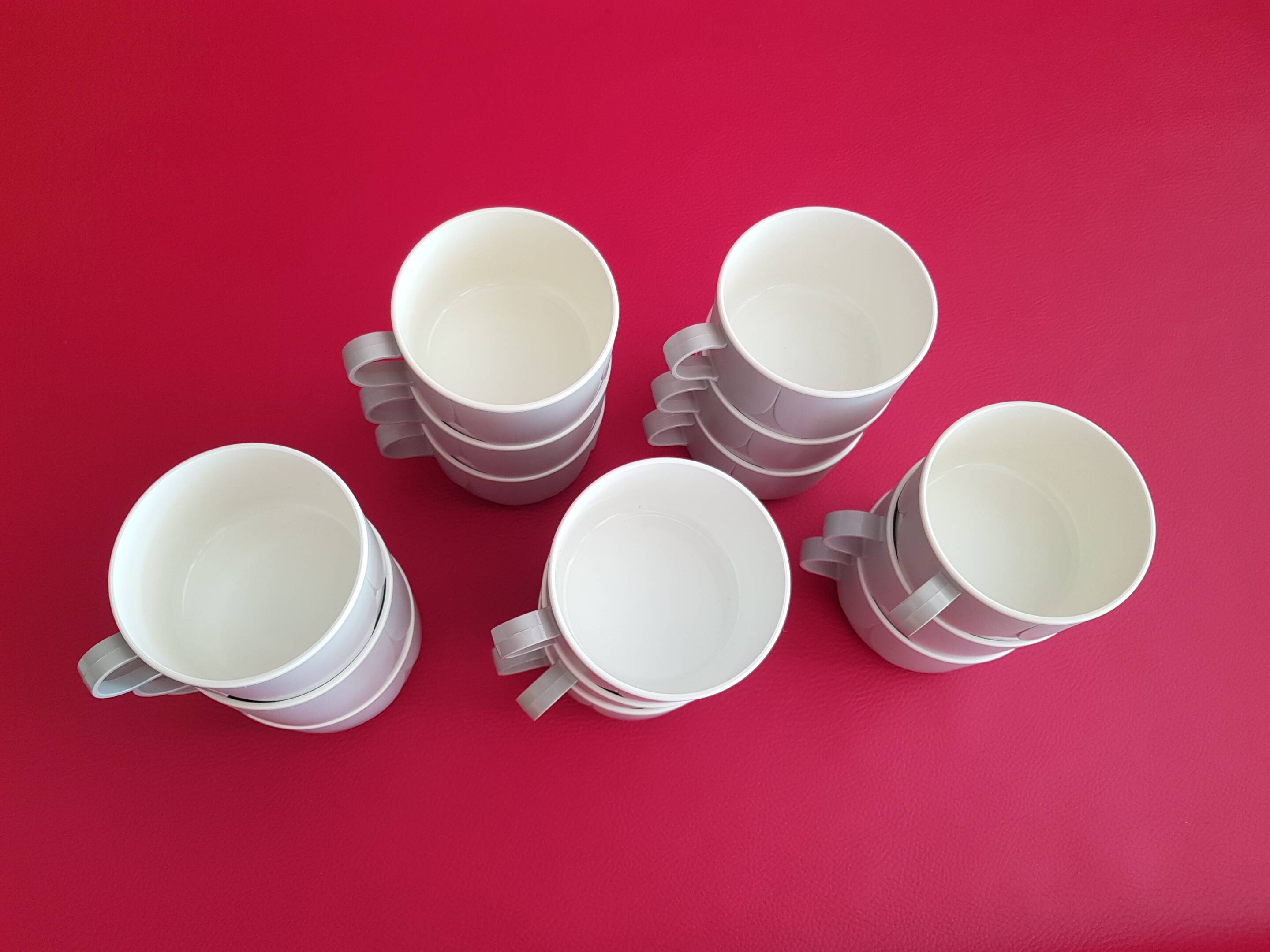 Set of 15 vintage air Littoral plastic cups