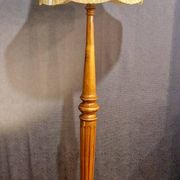 Lampadaire en merisier XXe
