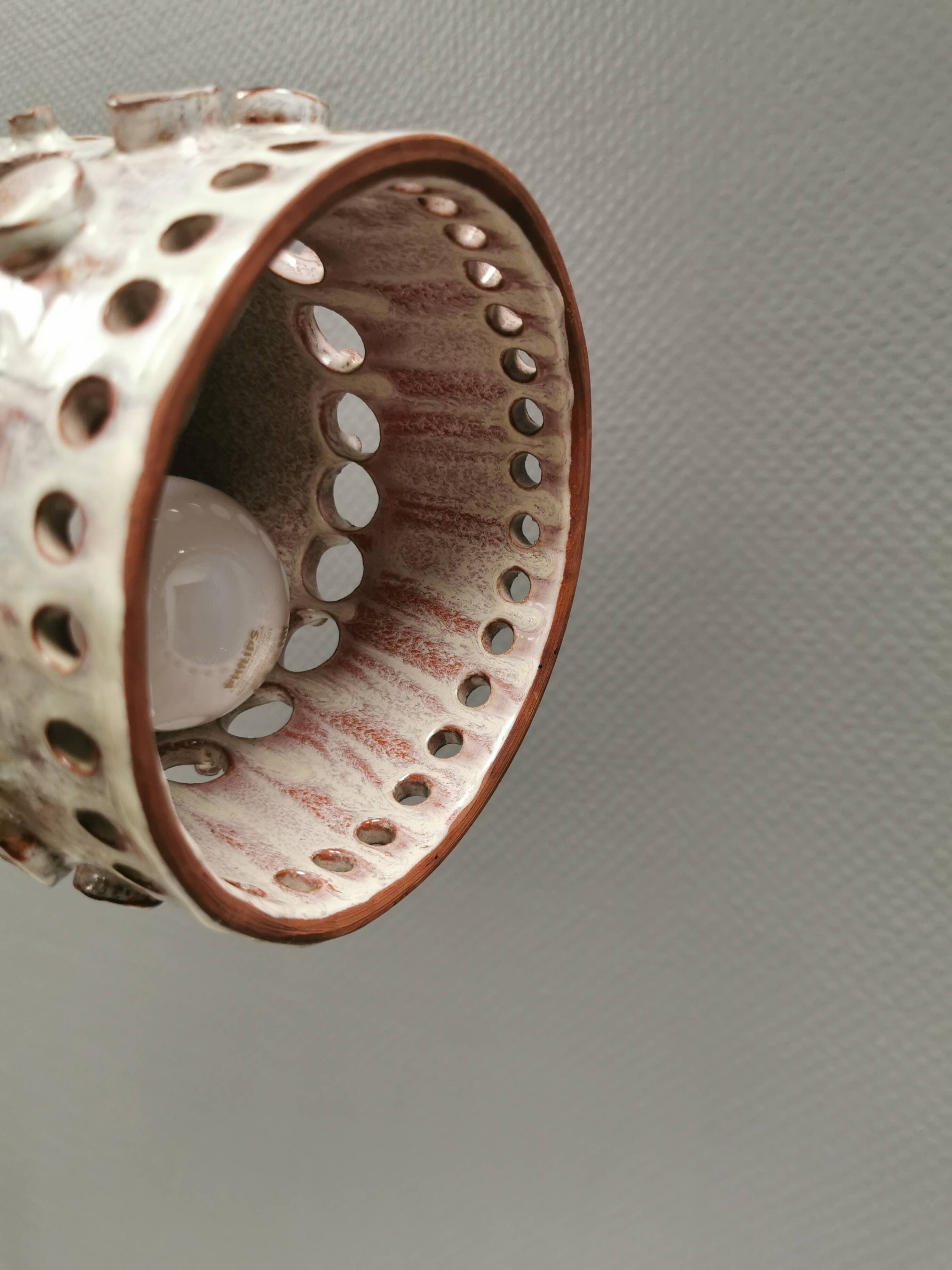 Beautiful, cylinder-shaped hanging lamp in ceramic.