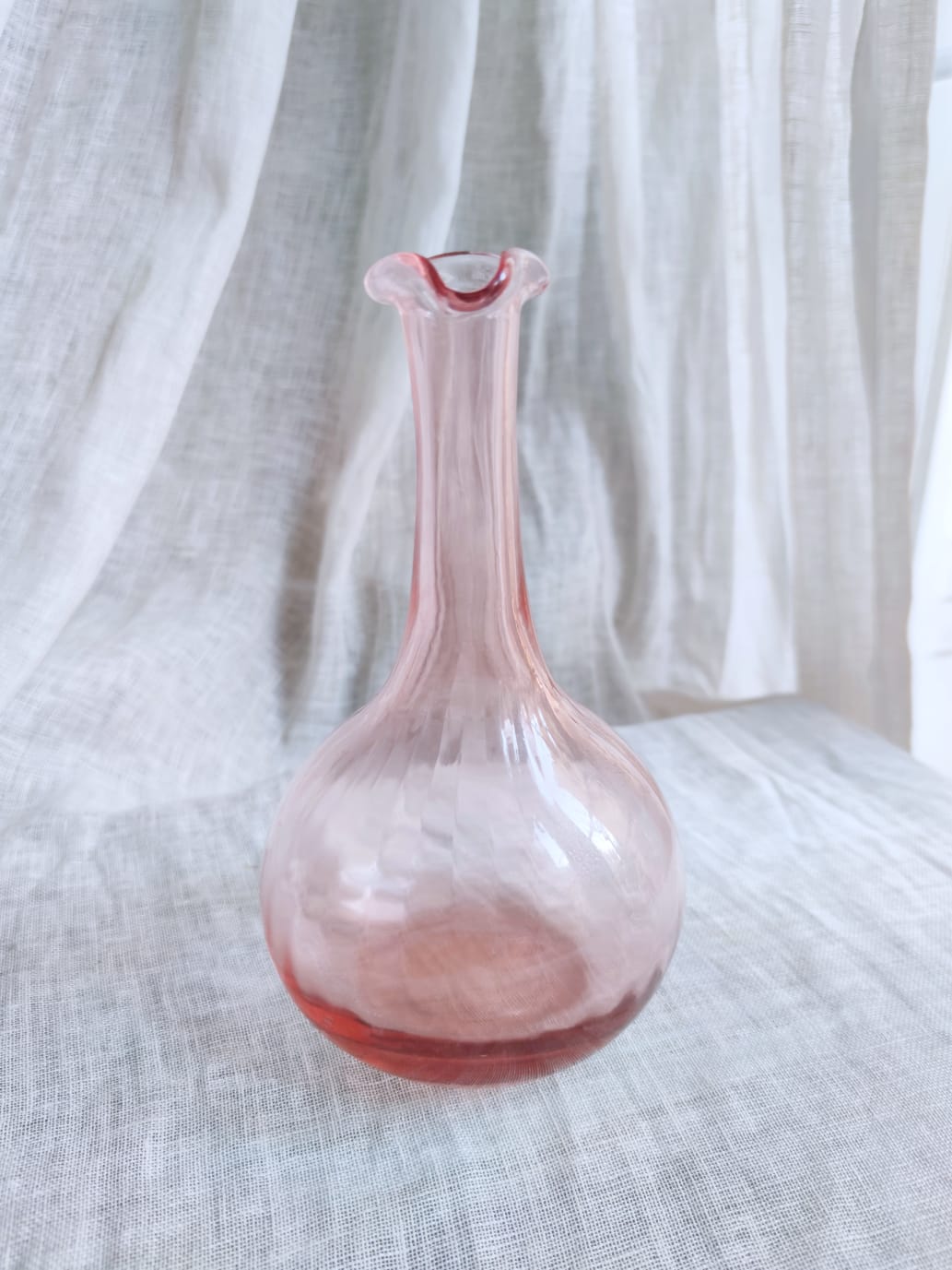 Vase soliflore rose en verre souflé