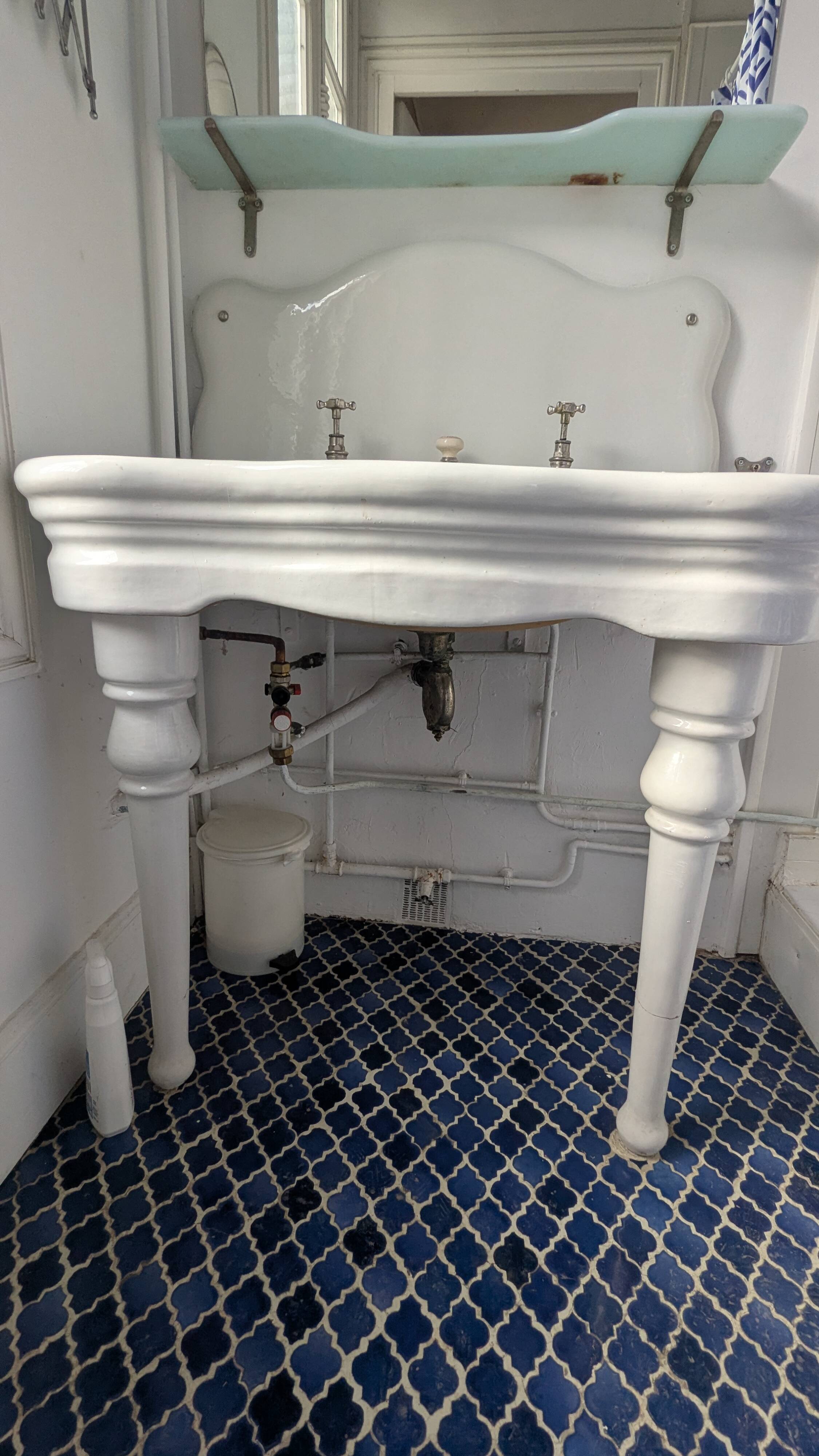 Set of a sink and its retro ceramic splashback.