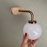 Applique globe vintage en opaline blanche
