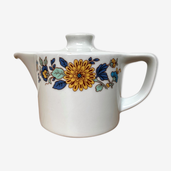 Individual porcelain teapot