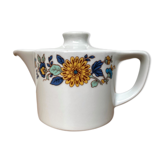 Individual porcelain teapot