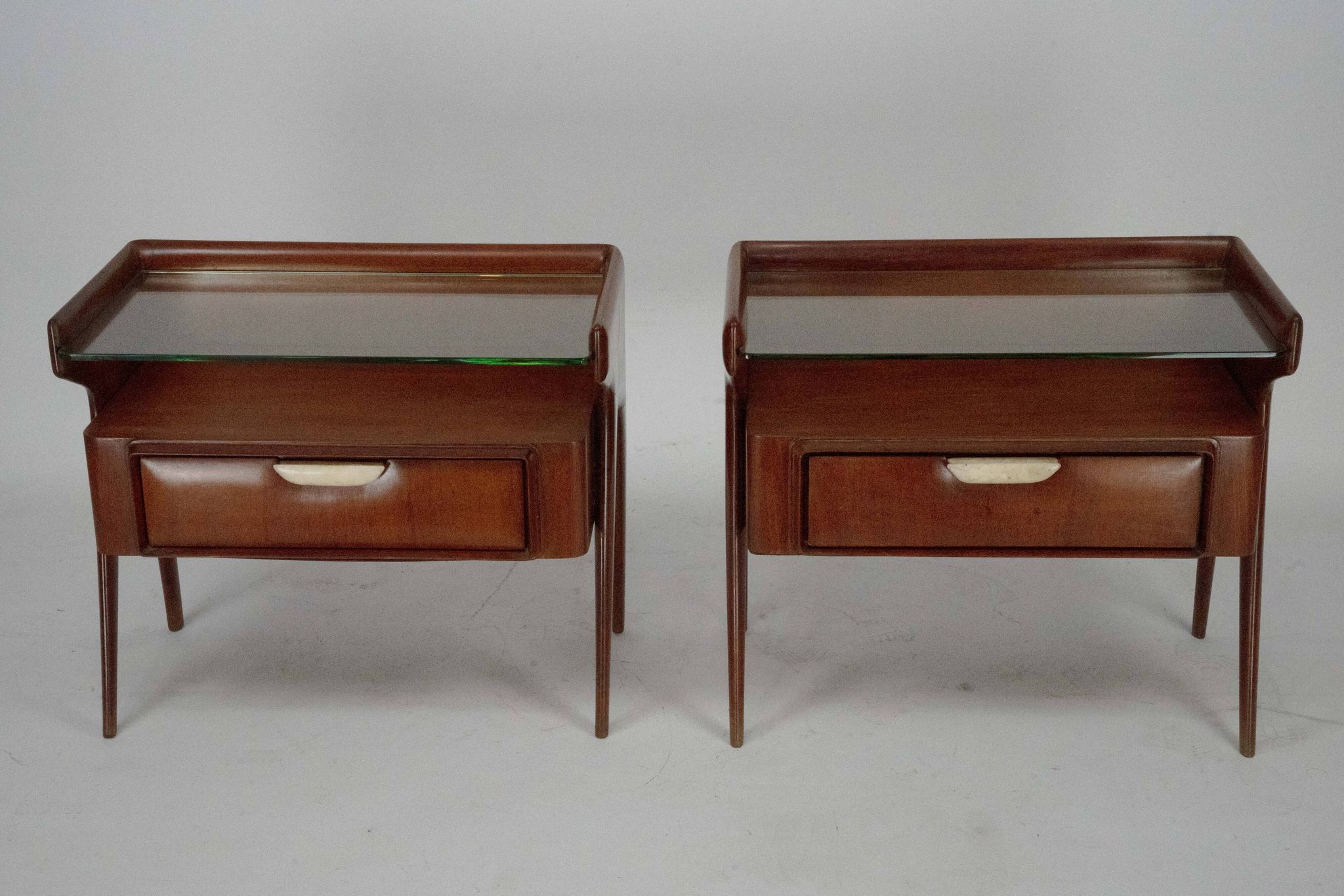 Paire de tables de chevet italiennes Mid-Century Modern, années 1950.