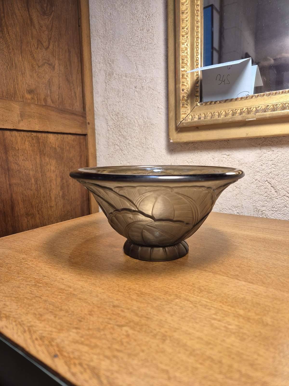 Smoked glass bowl from the Art Deco period, signed Pierre D'Avesn