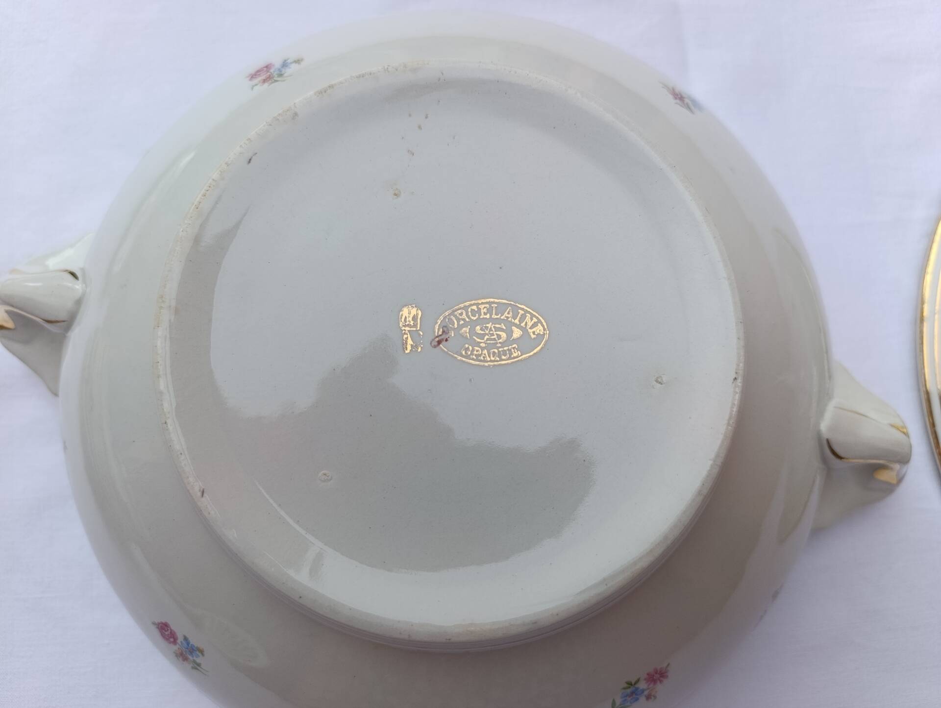Soup tureen