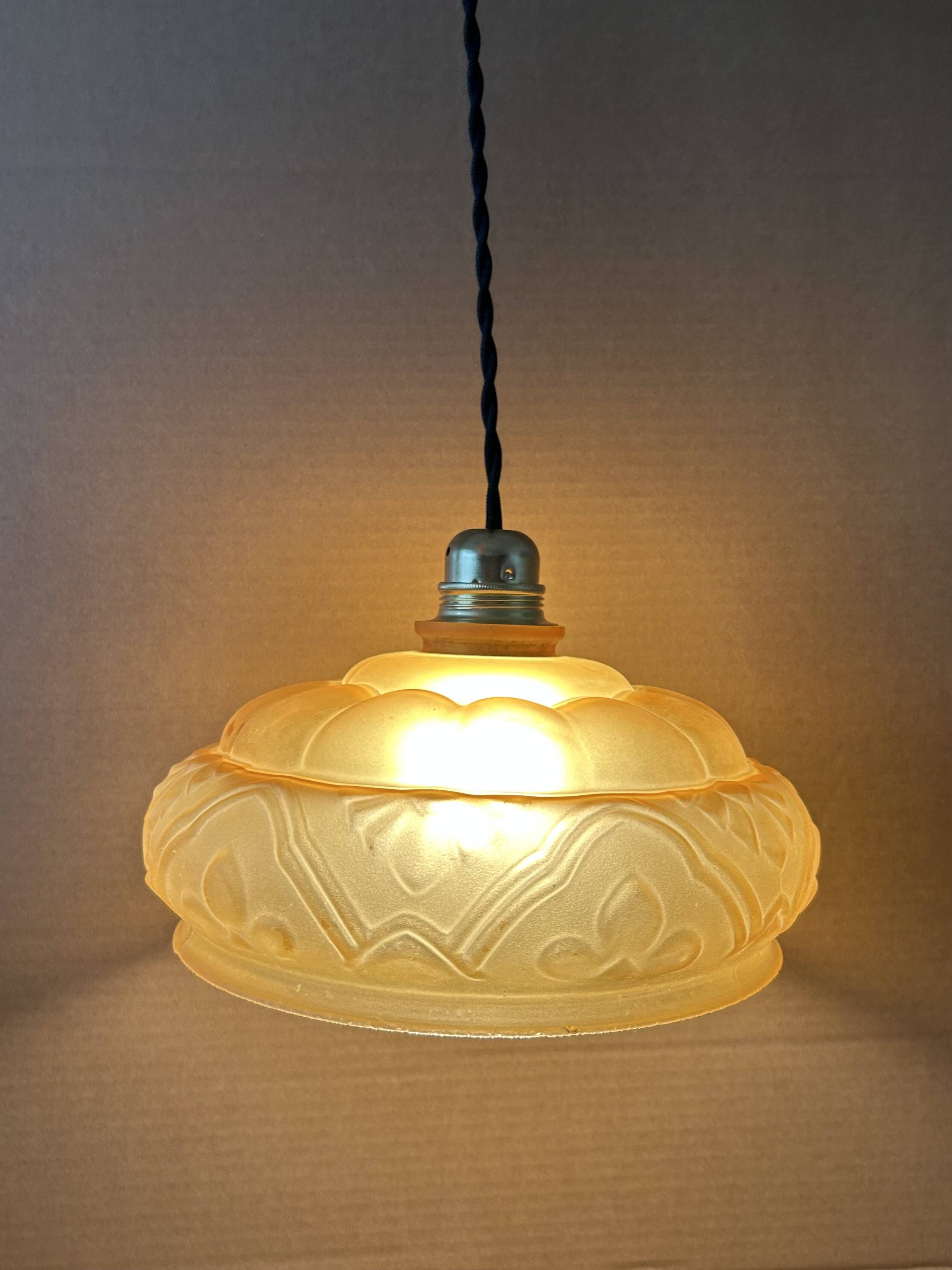 Suspension en verre ambrée ancienne
