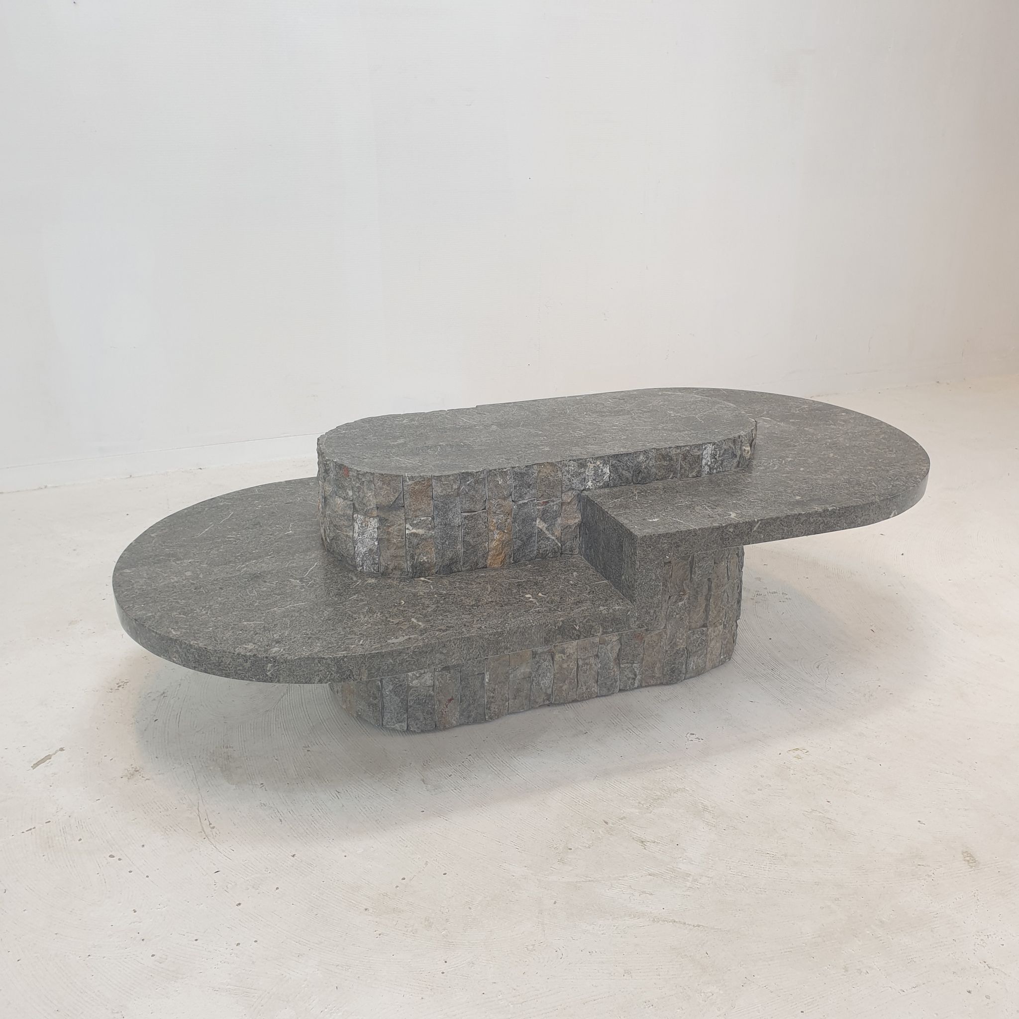 Table basse en pierre fossile, Magnussen Ponte, années 1980