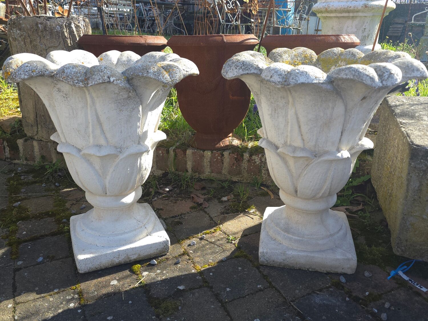 Vases en pierre reconstituée en forme de tulipe (la paire)