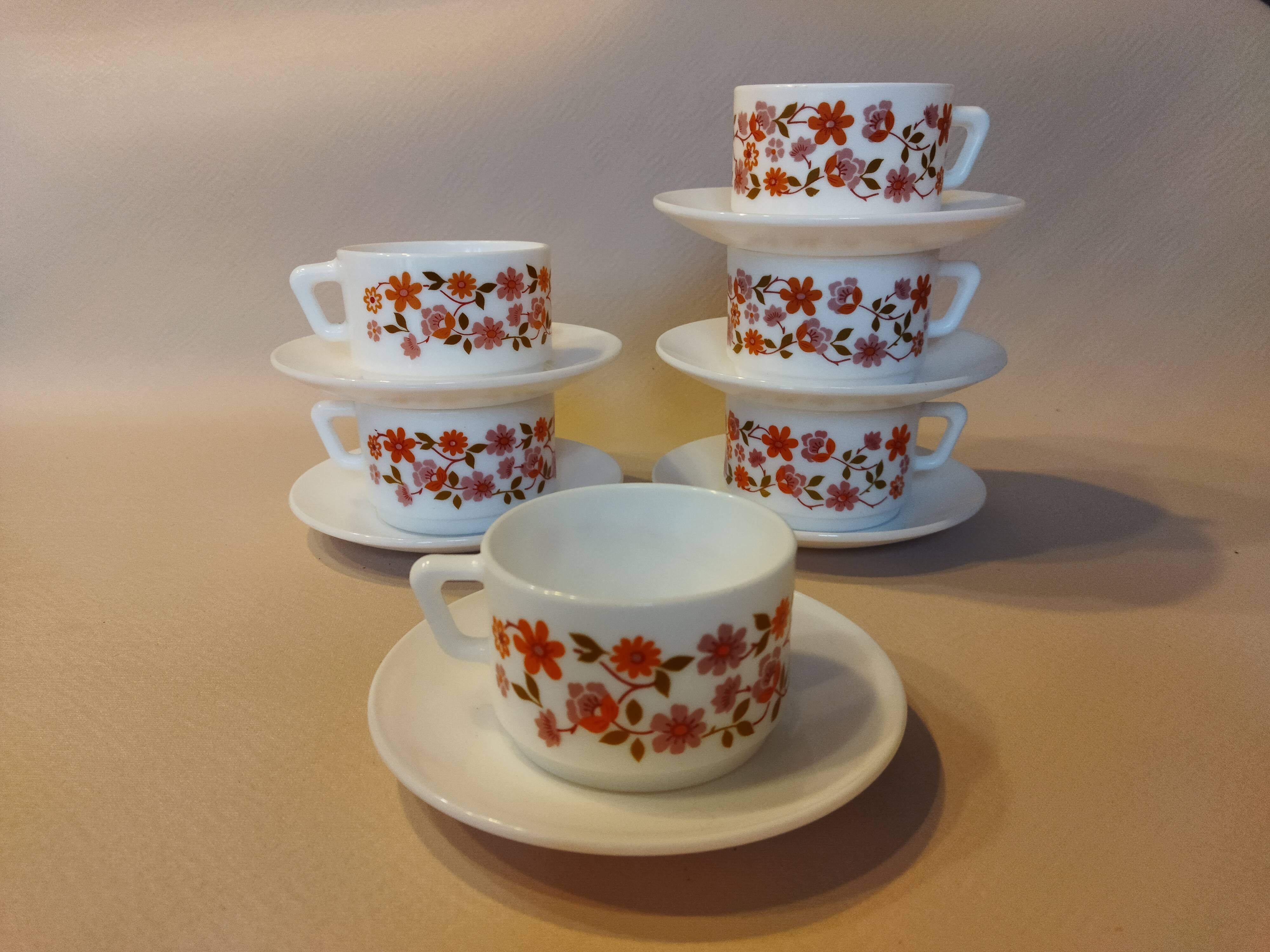 Six Scania Arcopal coffee cups