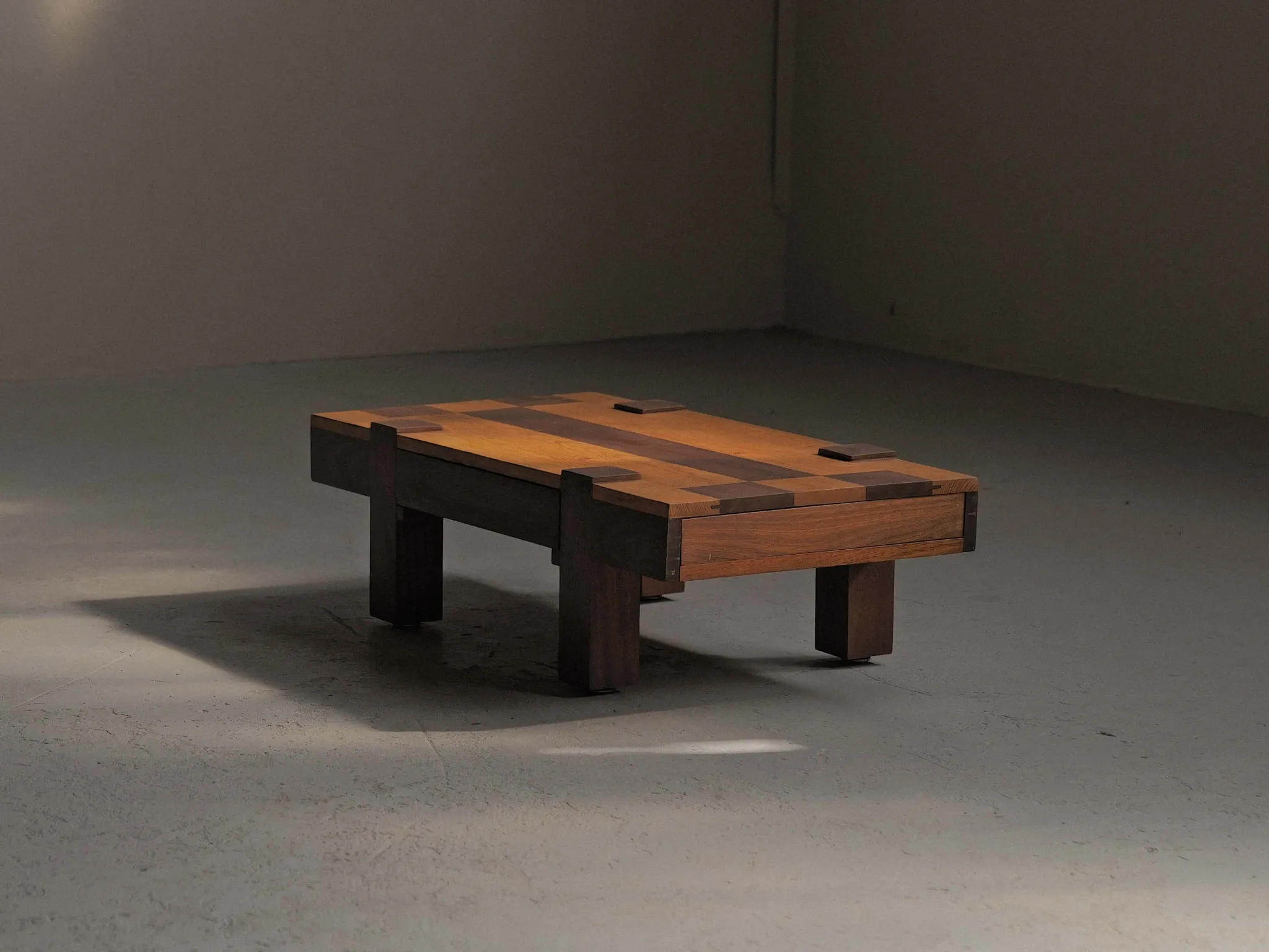 Table basse artisanale à plateau graphique, vers 1980