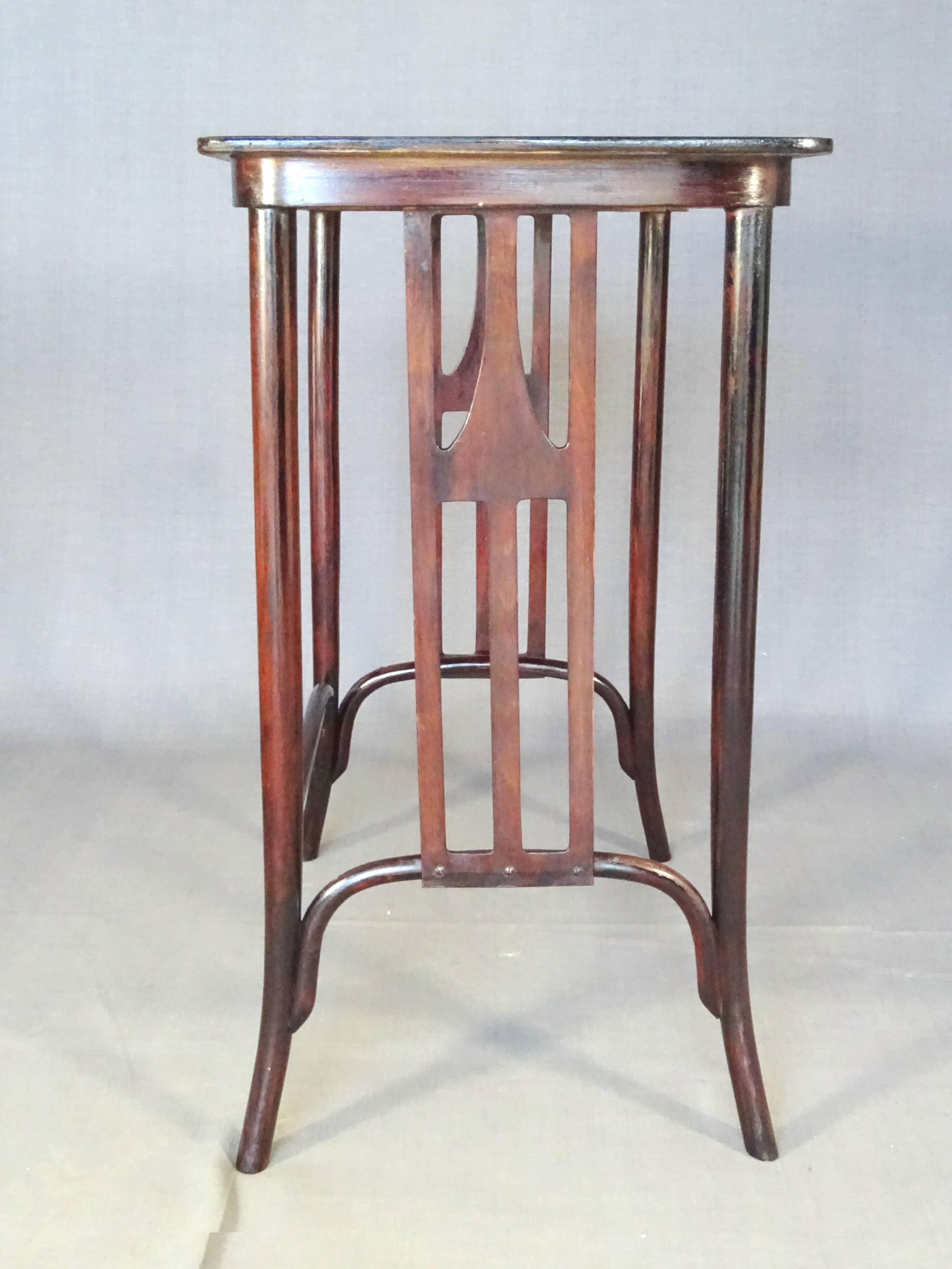 Set de 4 tables gigognes -958 a - par KOHN vers 1905, design Siegel- no Tho