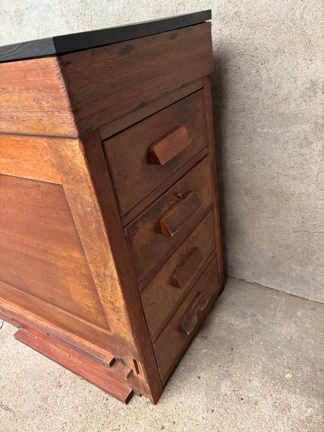Atypical trade furniture