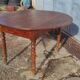 Table ronde ancienne extensible en bois fruitier avec côtés rabattables