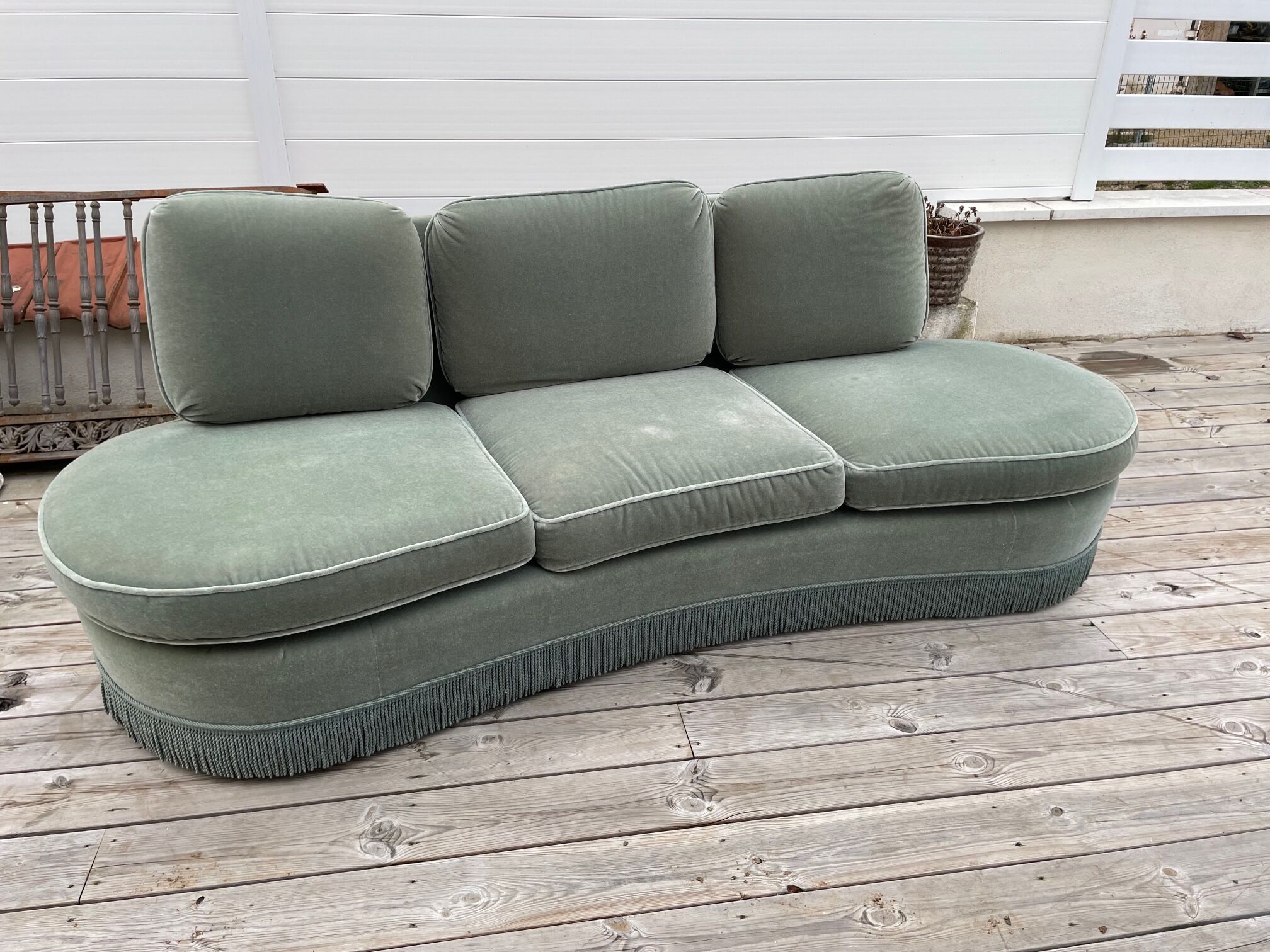 Rounded sofa with fringes