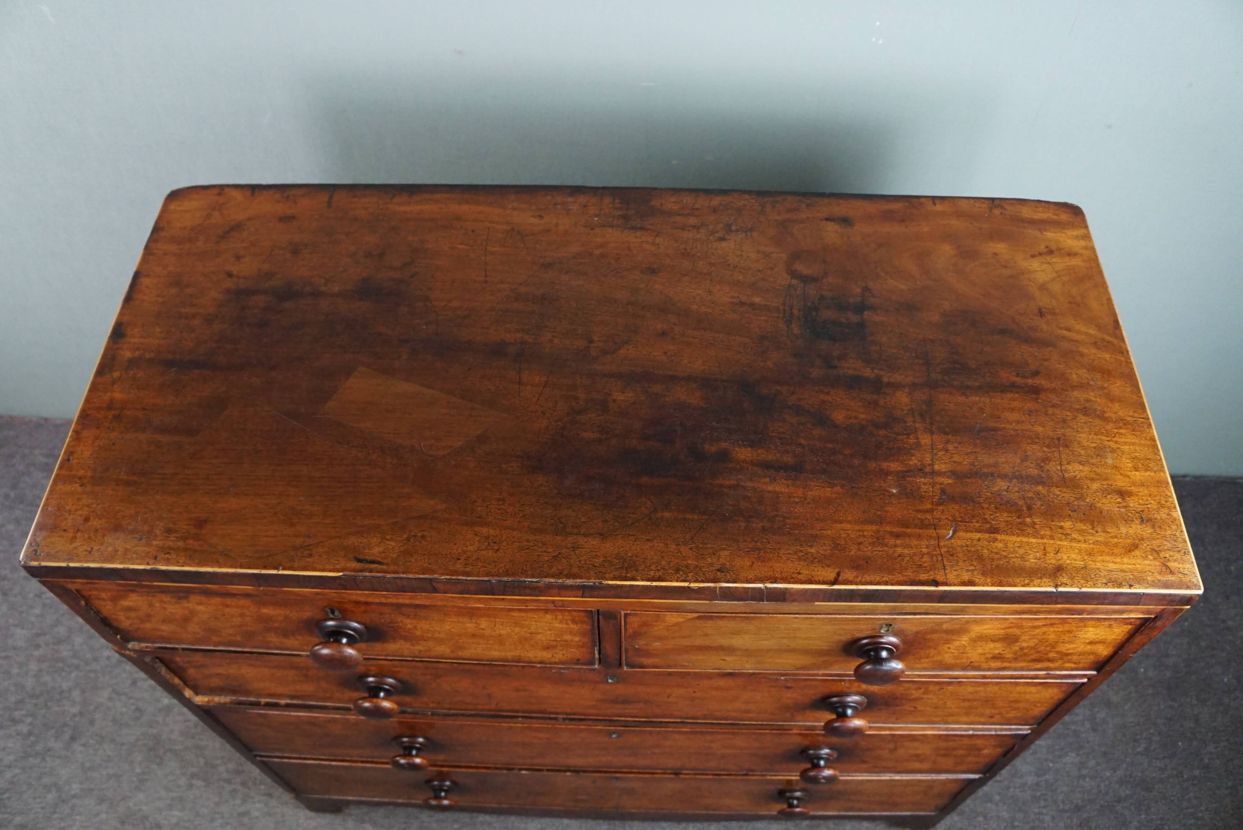Commode antique anglaise robuste en acajou avec 5 tiroirs du milieu du 19ème siècle