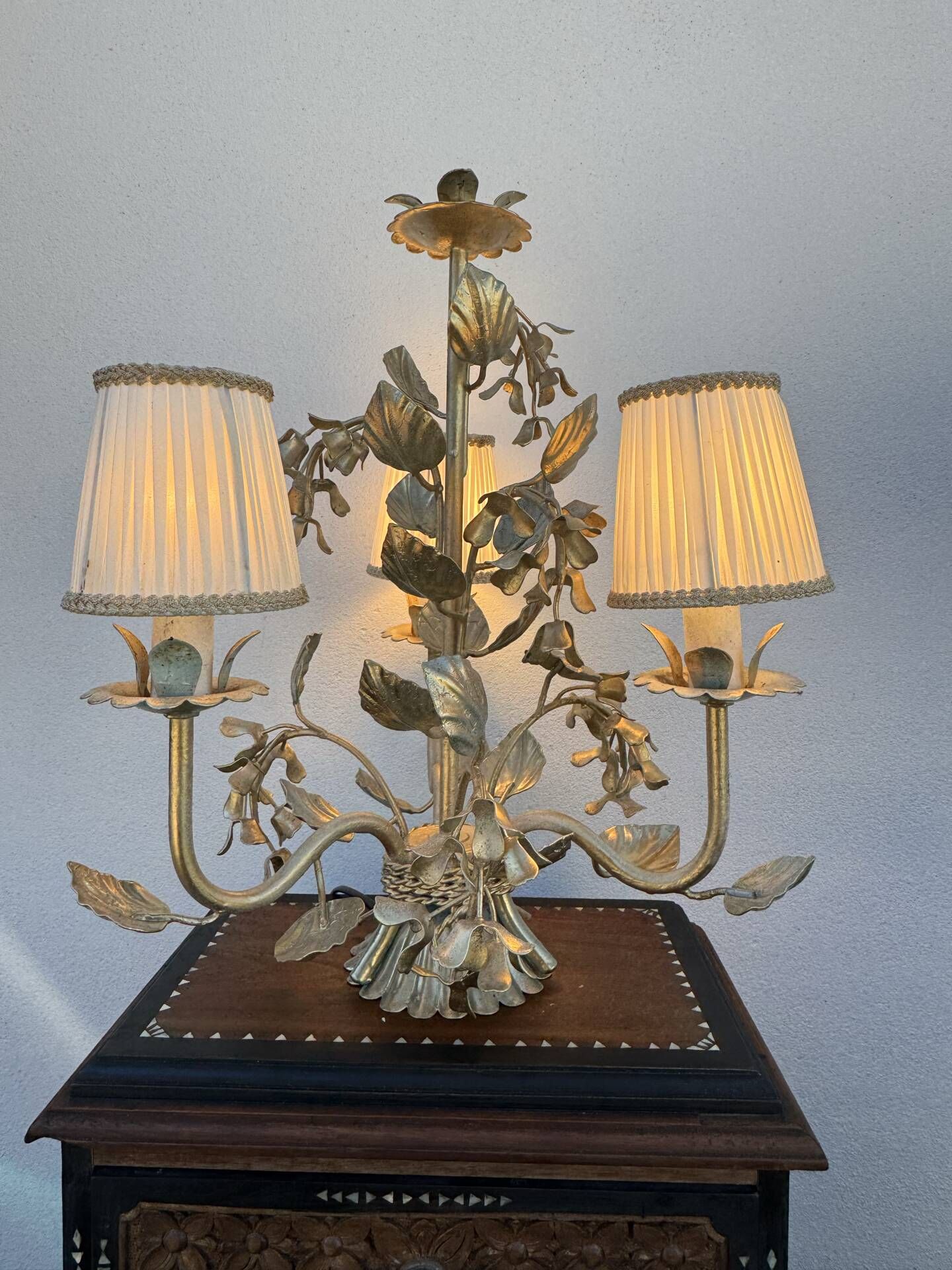 Florentine lamp with foliage from the 1970s.