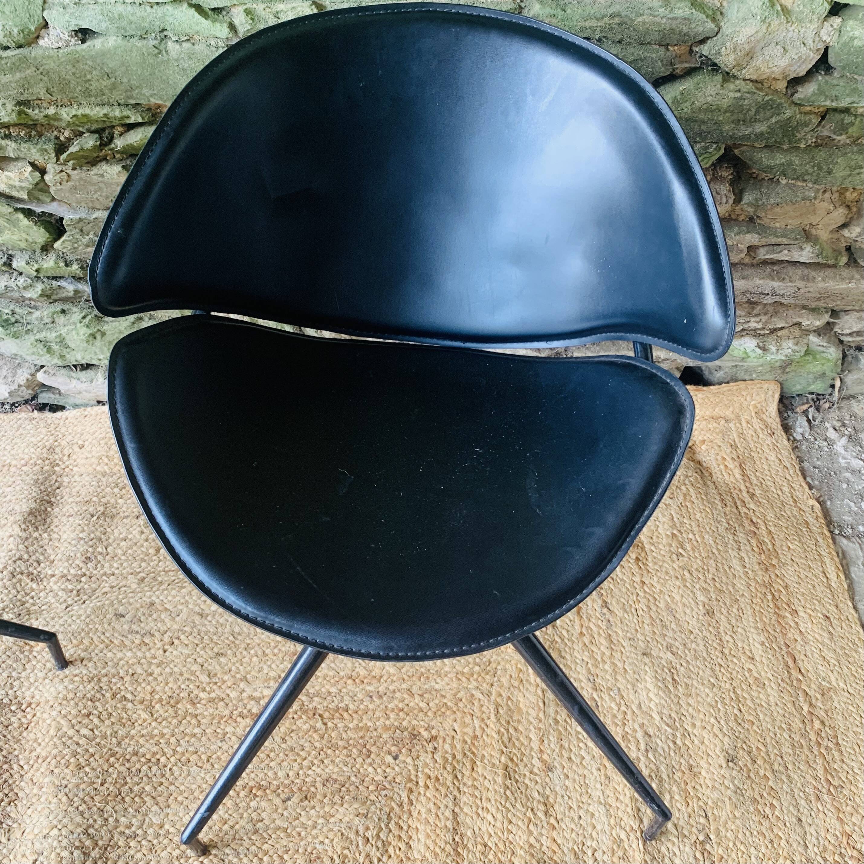 Paire de fauteuils pivotants modernistes en cuir noir