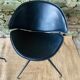 Paire de fauteuils pivotants modernistes en cuir noir