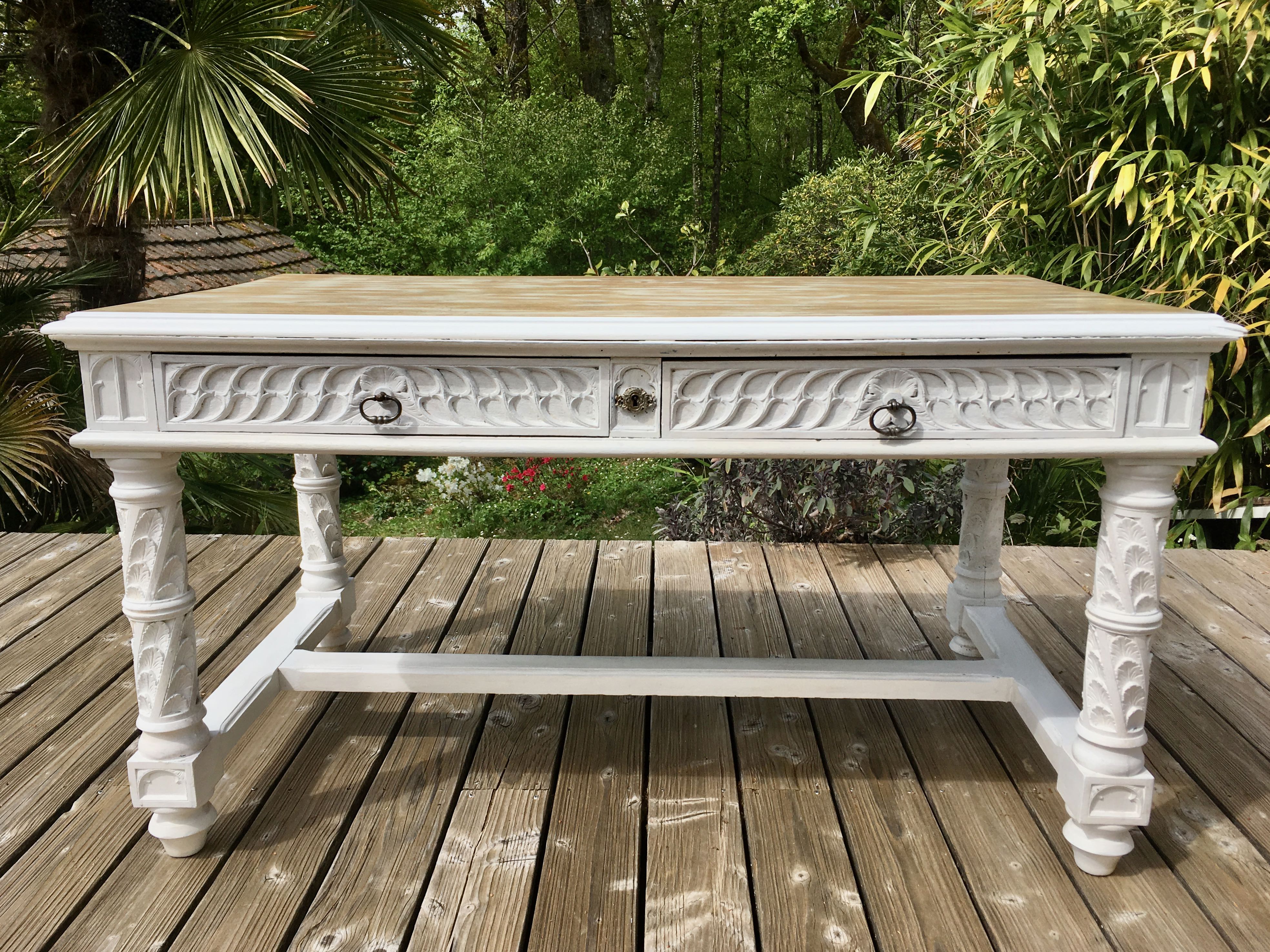 Bureau ancien en chêne sculpté et cérusé