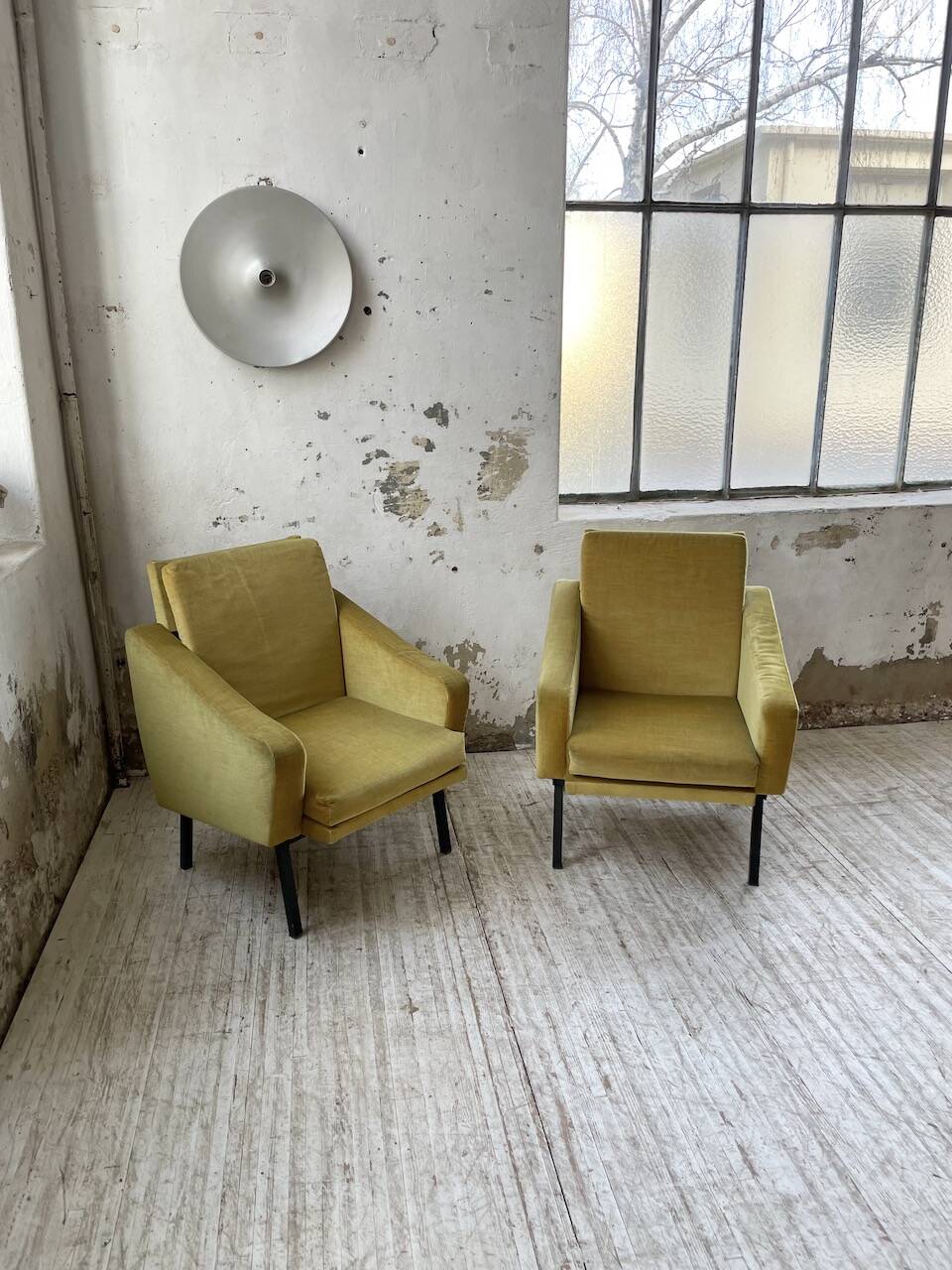 Paire de chauffeuses fauteuils vintage velours jaune