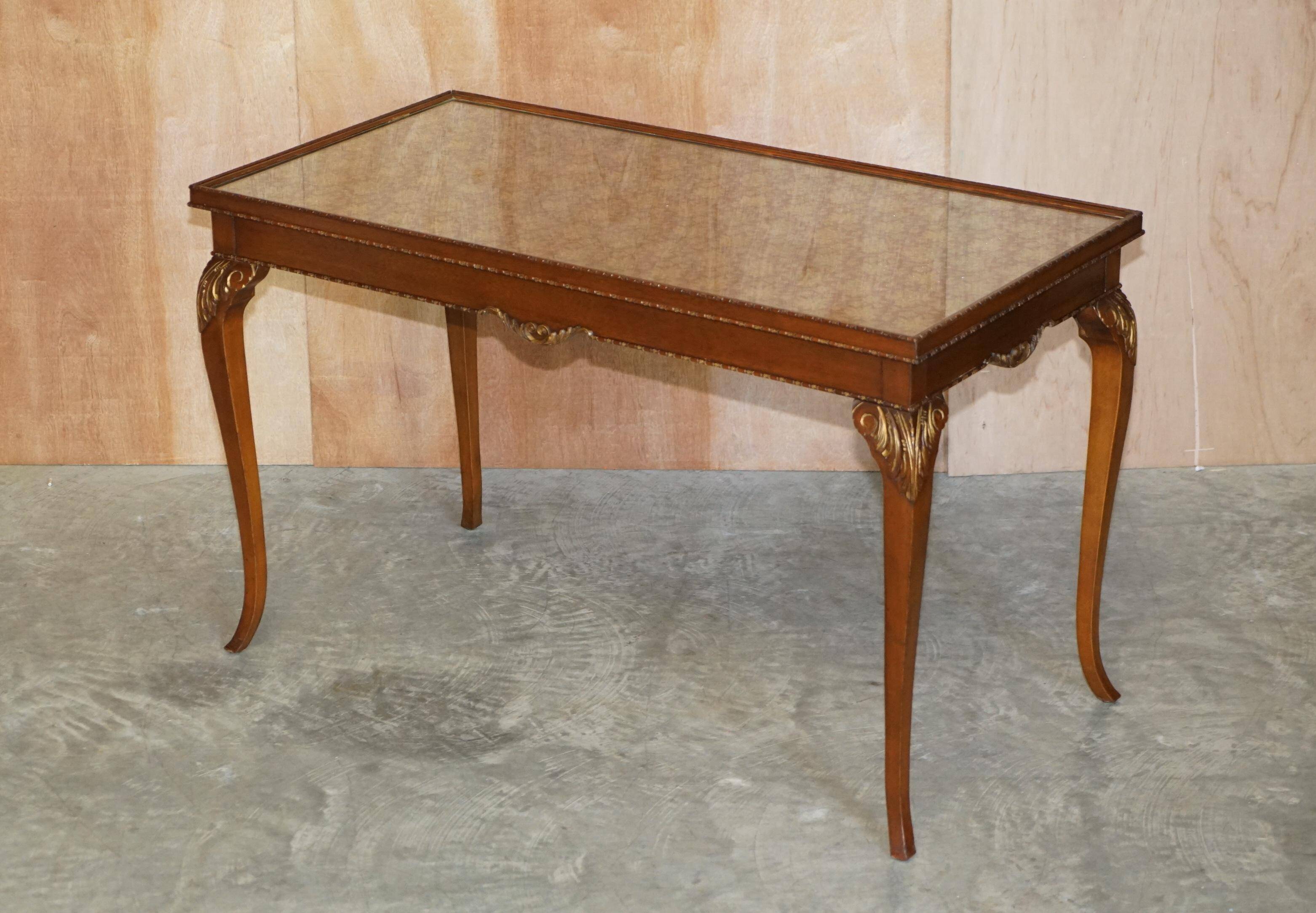 Table d'écriture vintage en bois dur avec dessus en verre brodé de soie