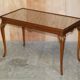 Table d'écriture vintage en bois dur avec dessus en verre brodé de soie