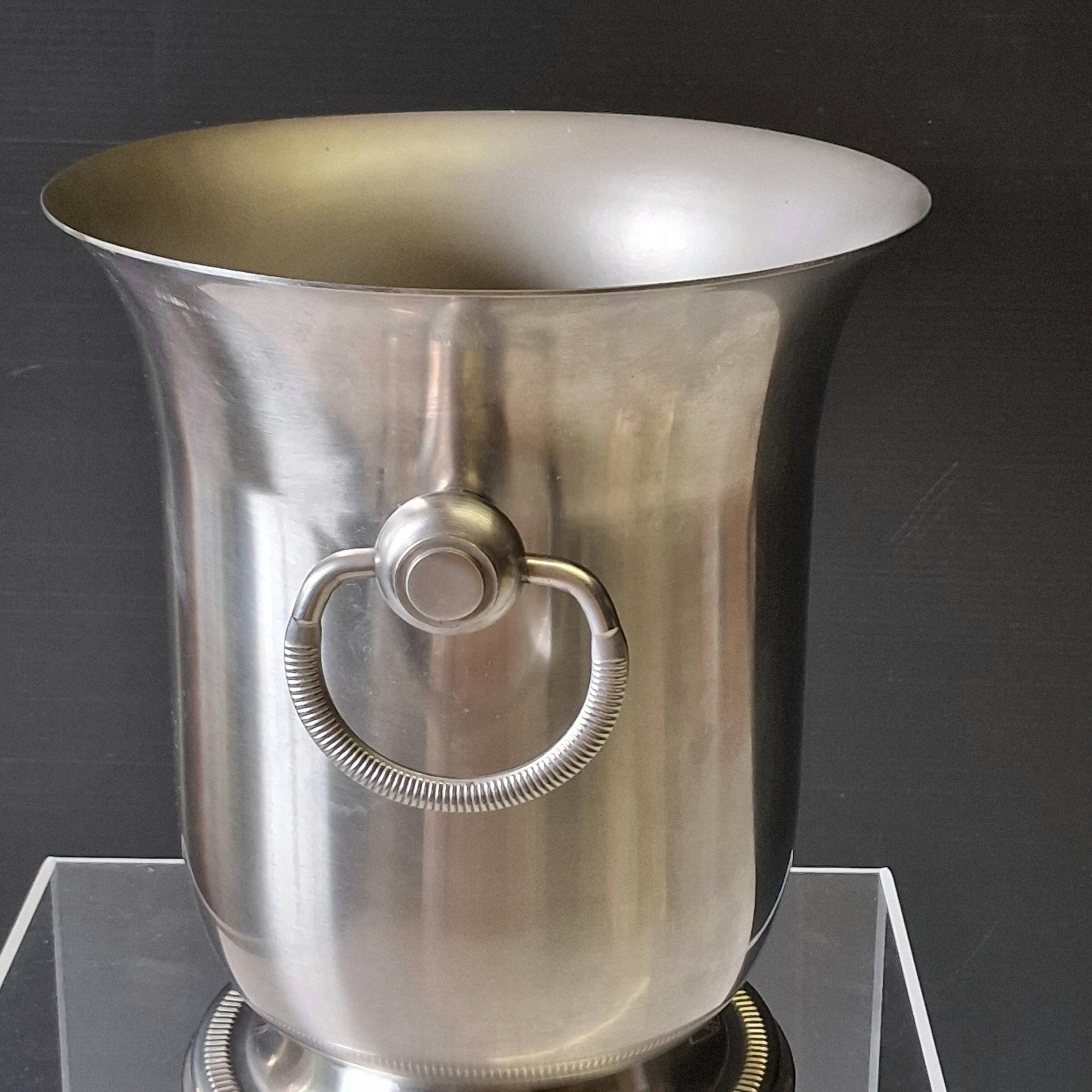Very nice 18/10 stainless steel champagne bucket from Jean Couzon in very good condition.